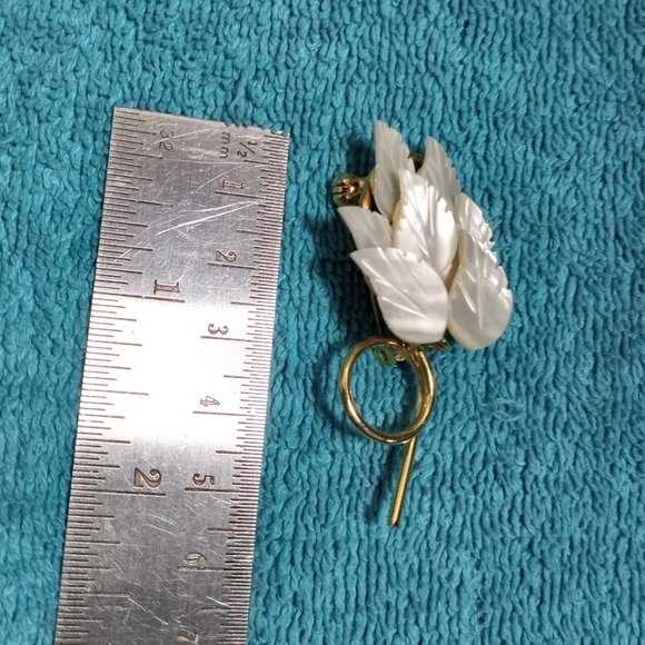 Elegant Goldtone and White Leaf Brooch Mother Of Pearl Vintage - Picture 2 of 4